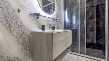 Shower, free toiletries, bidet, towels