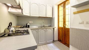 Frigorifero, microonde, forno, piano cottura