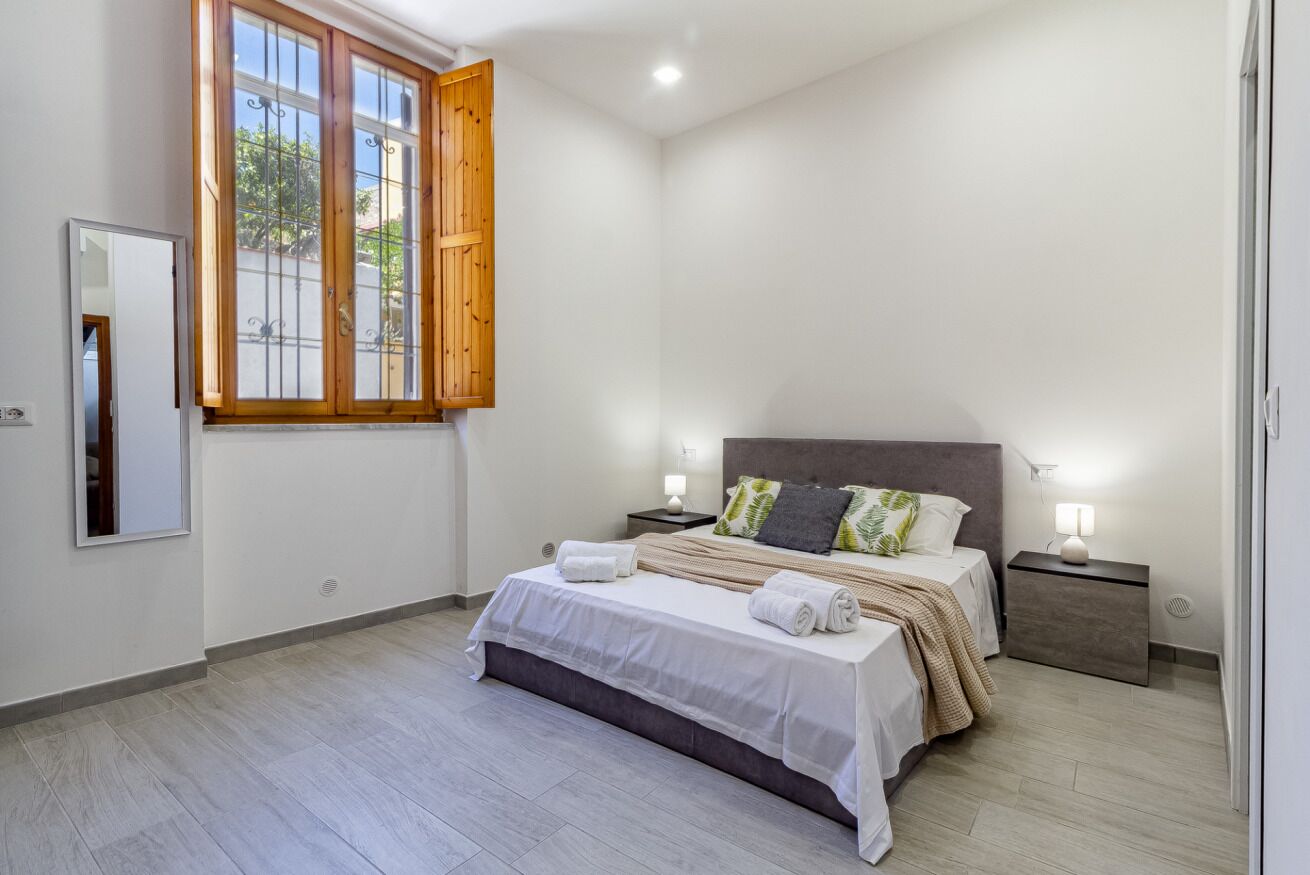 Skrivbord och strykjärn/strykbräda