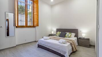 Bureau, fer et planche à repasser