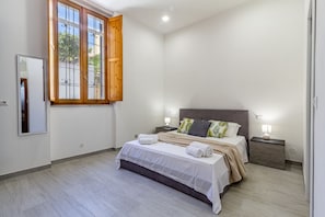 Escritorio y tabla de planchar con plancha