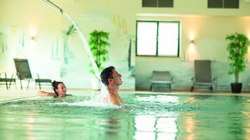 Una piscina cubierta