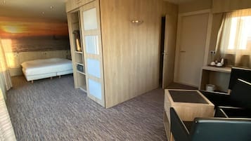 Suite Deluxe, 1 grand lit | Coin séjour | TV connectée, Netflix, films à la carte, services de streaming