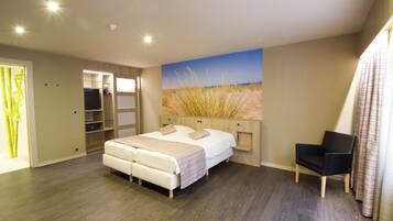 Dobbeltrom – comfort | Safe på rommet, blendingsgardiner, lydisolert og strykejern/-brett