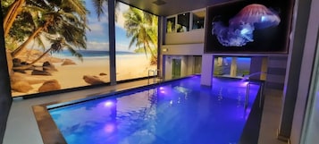 Una piscina cubierta