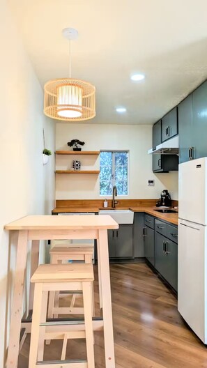 Private kitchen - Charming Tiny Unit LA w/HotTub (Los Angeles)