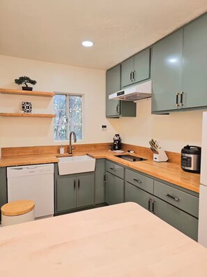 Private kitchen - Charming Tiny Unit LA w/HotTub (Los Angeles)