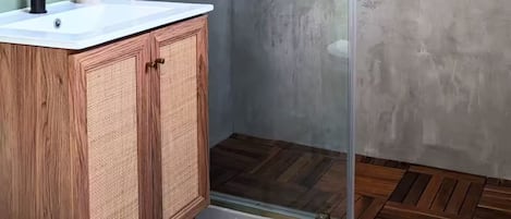 Douche, sĂšche-cheveux, serviettes fournies, savon