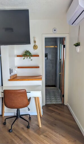 Interior - Charming Tiny Unit LA w/HotTub (Los Angeles)