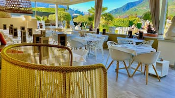 Middag serveres, italienske retter