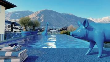 Innendørsbasseng, sesongbasert utendørsbasseng og bassengparasoller