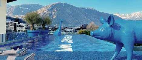 Een binnenzwembad, een seizoensgebonden buitenzwembad