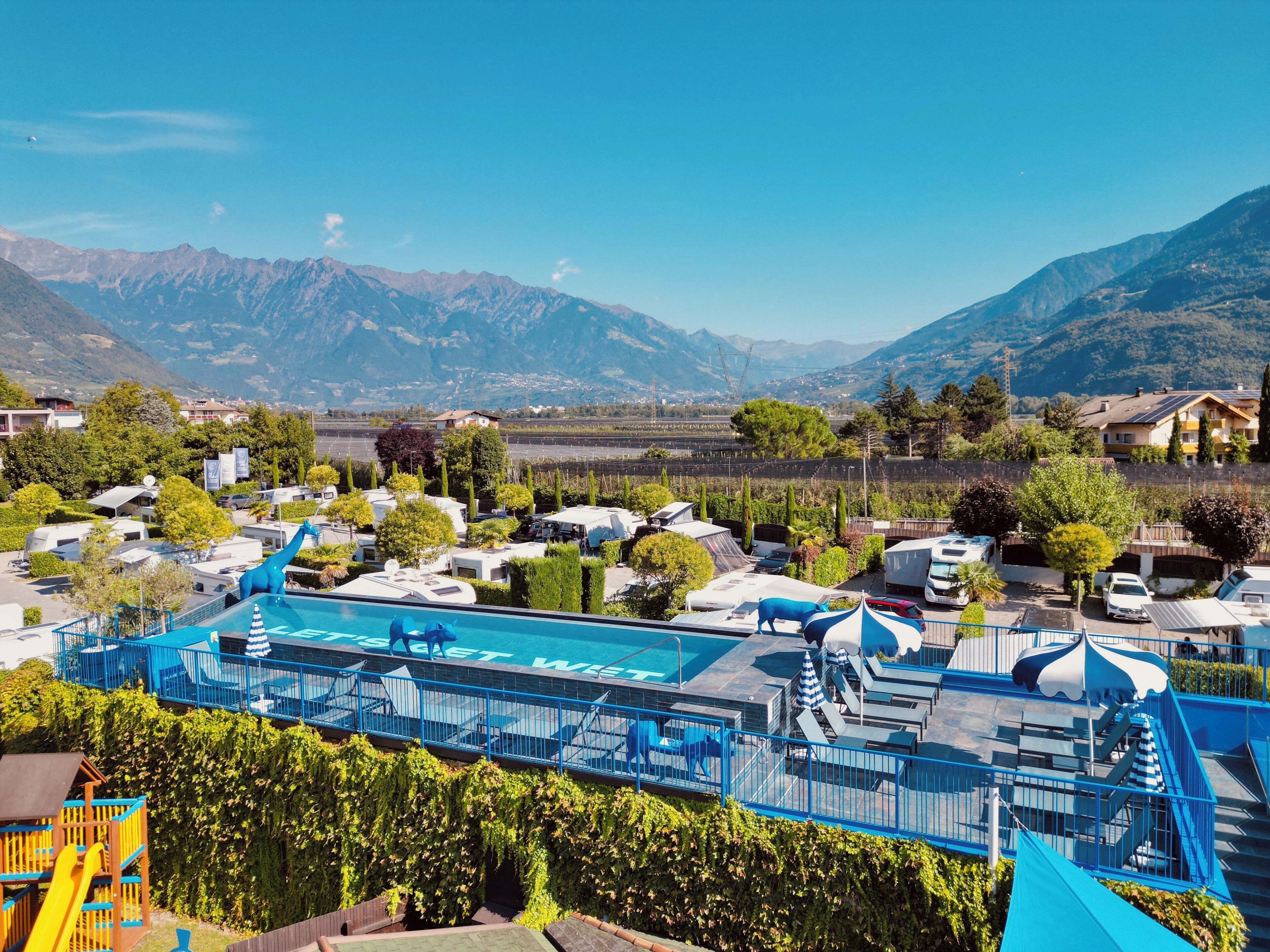 Innenpool, Außenpool (je nach Saison geöffnet), Sonnenschirme