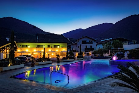 Fachada del alojamiento. SCHLOSSHOF SÜDTIROL – Hotel & Camping Resort