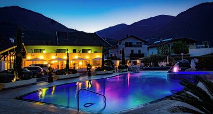 SCHLOSSHOF SÜDTIROL – Hotel & Camping Resort