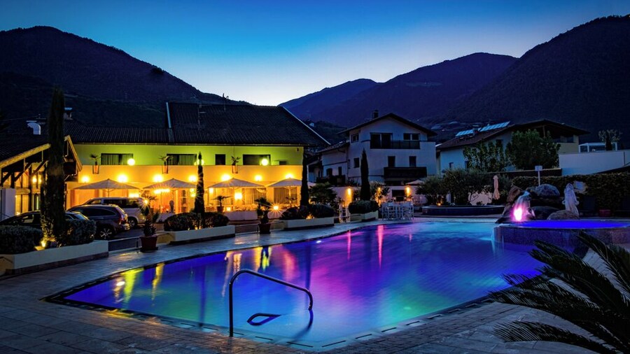 SCHLOSSHOF SÜDTIROL – Hotel & Camping Resort