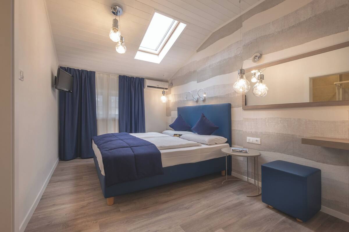 Standard Double Room | In-room safe, iron/ironing board (on request), WiFi (free)