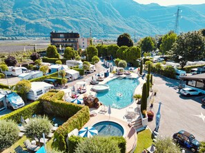 من حمّامات السباحة المغطاة، حمّام سباحة خارجي موسمي