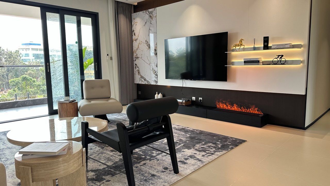 Una sala de estar moderna con televisor de pantalla plana, asientos, chimenea y vistas al exterior.