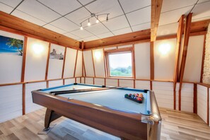 Games room - 800m from the beach – house for 6 with pool table (Plouguerneau)