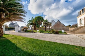 Property grounds - 800m from the beach – house for 6 with pool table (Plouguerneau)