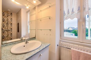Shower, hair dryer - 800m from the beach – house for 6 with pool table (Plouguerneau)