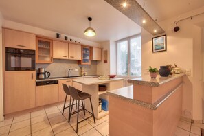 Fridge, microwave, oven, dishwasher - 800m from the beach – house for 6 with pool table (Plouguerneau)