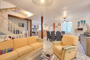 Interior - 800m from the beach – house for 6 with pool table (Plouguerneau)