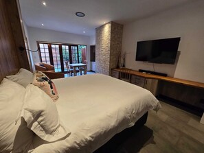 Iron/ironing board, Internet, bed sheets - King Suite with outdoor bathtub + Breakfast (Pretoria)