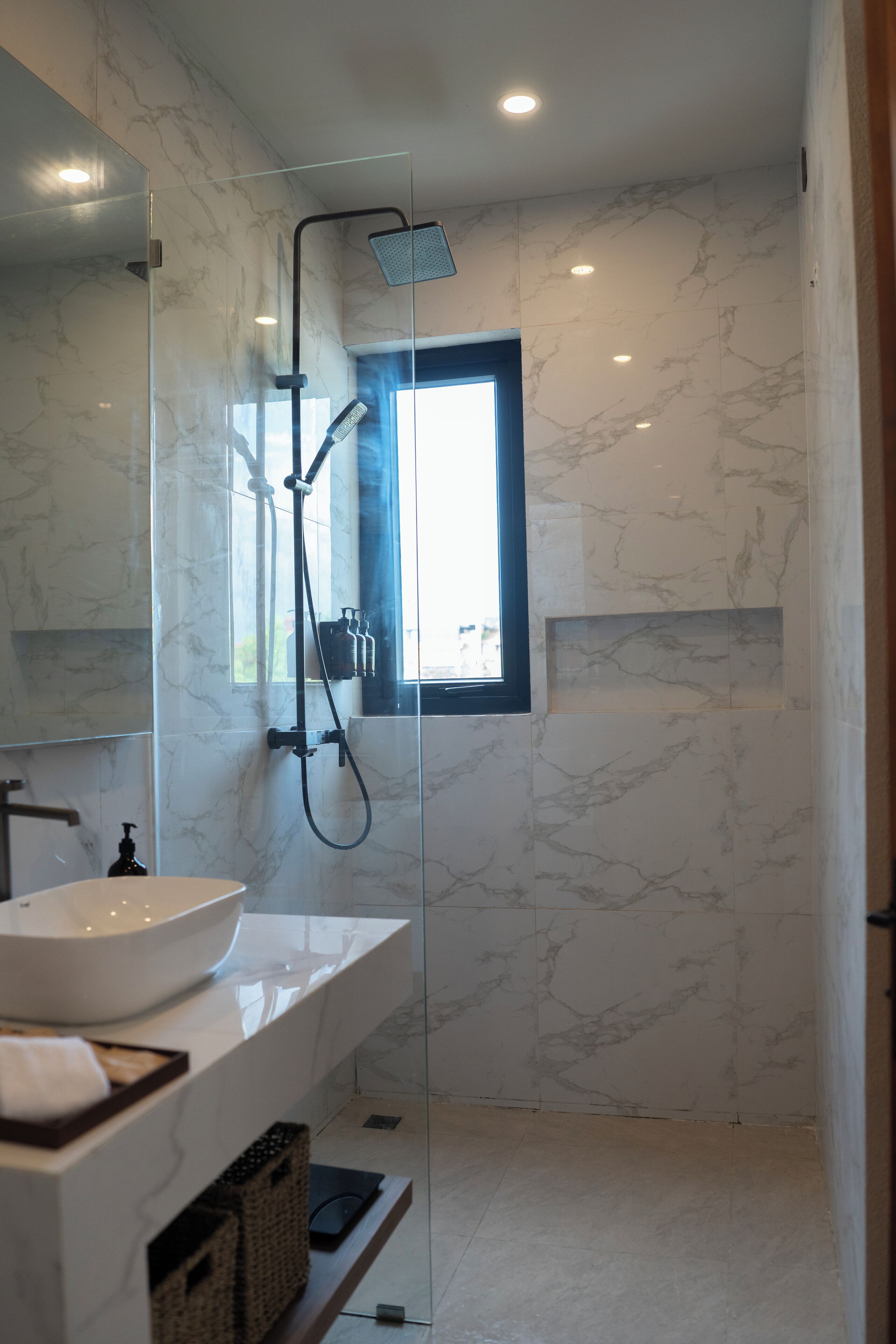 Vila elite | Banheiro | Chuveiro, produtos de toalete grátis, toalhas de banho, sabonete