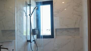 Vila elite | Banheiro | Chuveiro, produtos de toalete grátis, toalhas de banho, sabonete