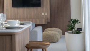 Eine moderne Küche mit integriertem Fernseher, Holzvertäfelung und einem großen Topfpflanzen.