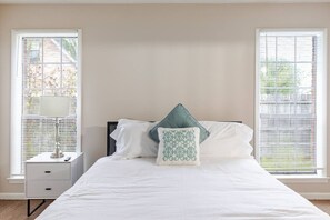 Escritorio, tabla de planchar con plancha, wifi y ropa de cama 