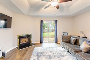 Televisión y chimenea 