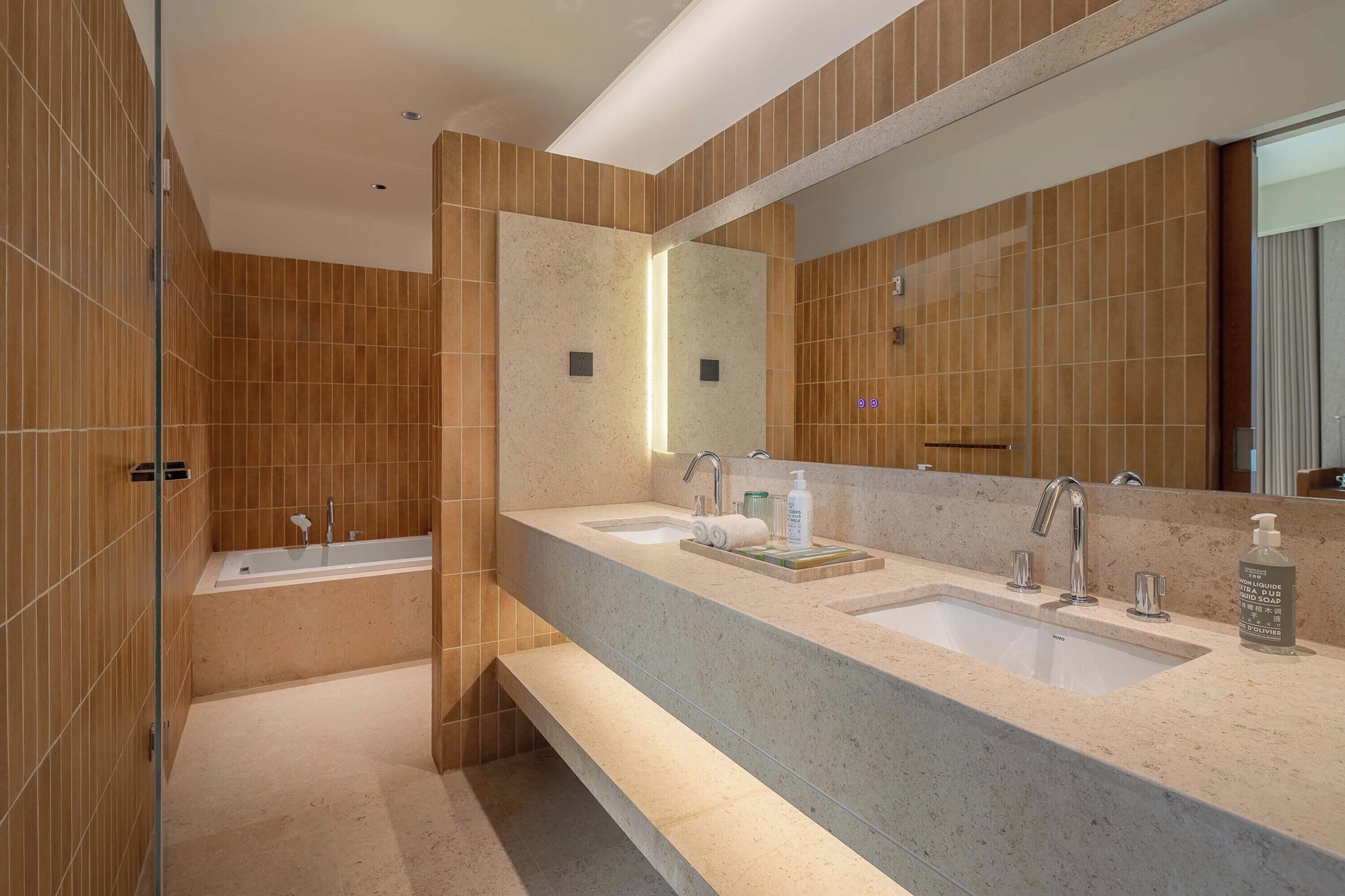 ห้องซีเนียร์สวีท, วิวเมือง | มินิบาร์, พื้นที่ทำงานแบบใช้แล็ปท็อป, ผ้าม่านกันแสง, Wi-Fi ฟรี