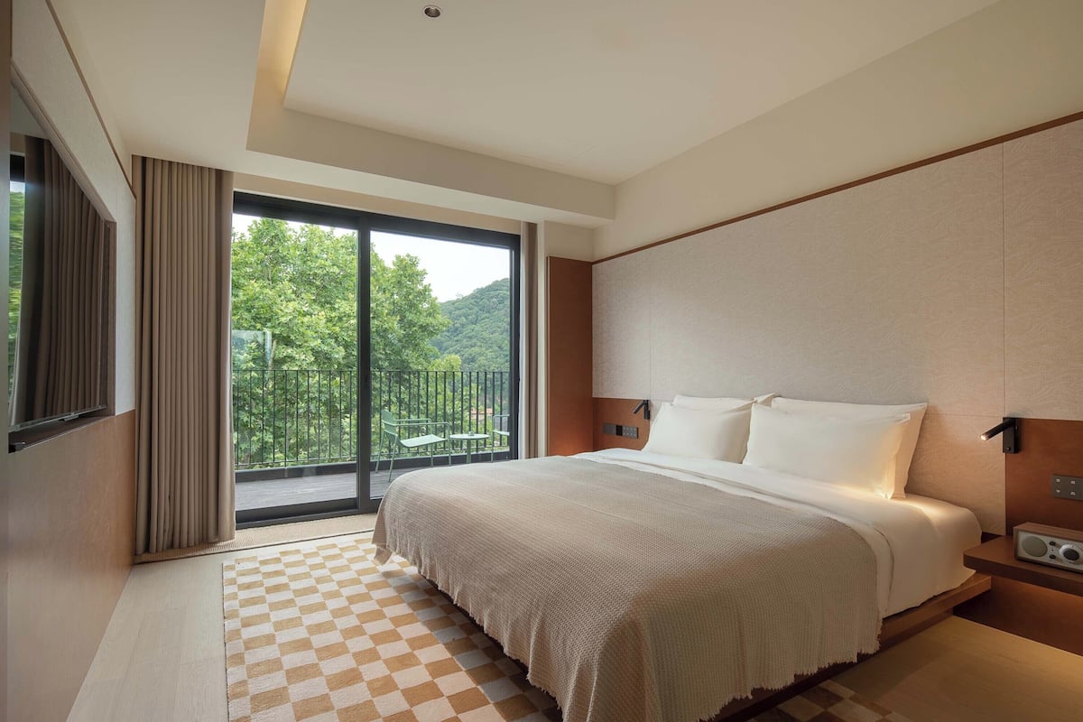 Executive Suite, City View | Living area