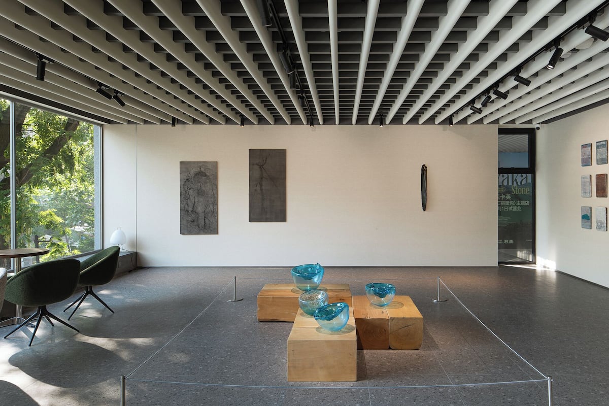 Suite familiar, vista a la ciudad | Minibar, espacio para trabajar con laptop y cortinas blackout