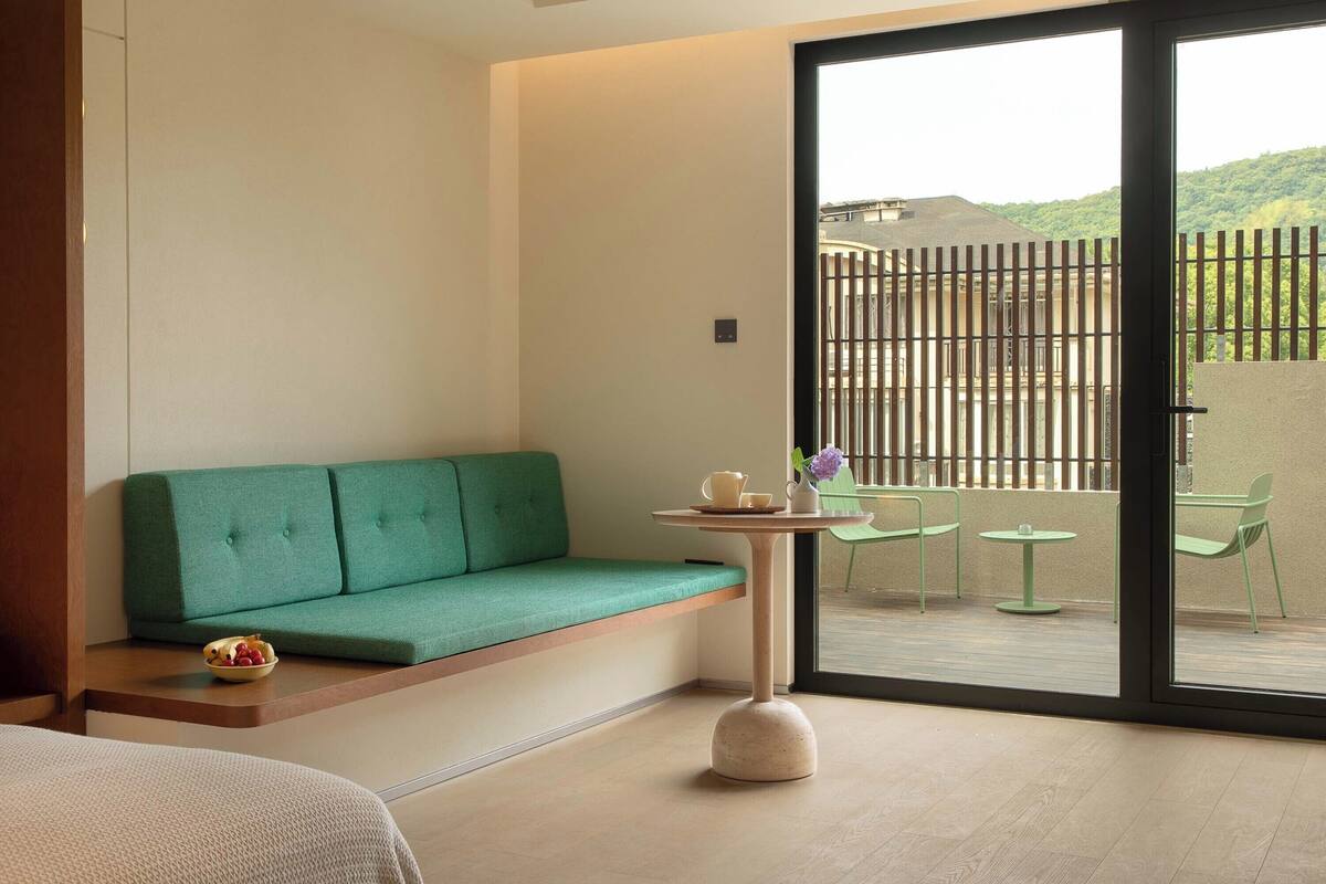 Habitación estándar doble, vistas a la ciudad | Minibar, espacio para trabajar con un portátil, cortinas opacas