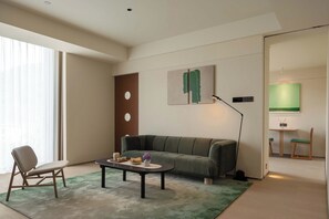 Superior-Suite, Stadtblick | Wohnzimmer | Fernseher, Fußbodenheizung