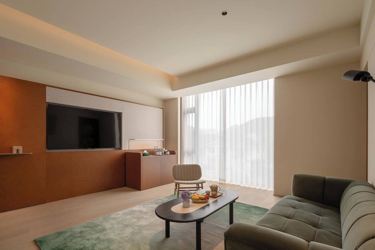 Suite superior, vistas a la ciudad | Minibar, espacio para trabajar con un portátil, cortinas opacas