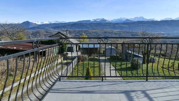 A balcony with a view of a mountainous landscape. - La Grangette Wifi Parking Terrace (Cruet)