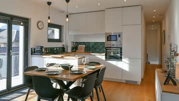 Een koelkast, een magnetron, een oven, een kookplaat