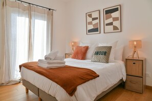 Tabla de planchar con plancha, wifi y ropa de cama