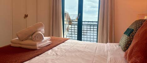 Tabla de planchar con plancha, wifi y ropa de cama