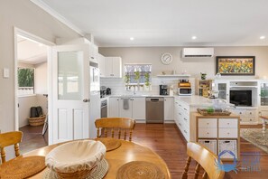Dining - The Art Lovers Cottage in Mandurah (Dudley Park)