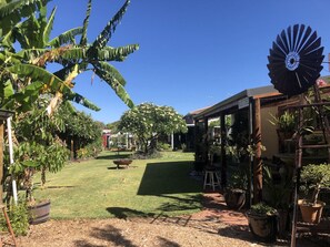 Property grounds - The Art Lovers Cottage in Mandurah (Dudley Park)