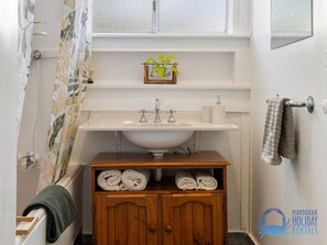 Hair dryer, towels - The Art Lovers Cottage in Mandurah (Dudley Park)
