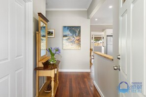 Interior - The Art Lovers Cottage in Mandurah (Dudley Park)