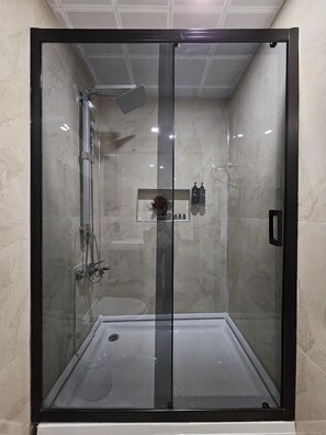 Deluxe Quadruple Room, Patio, City View | Bathroom