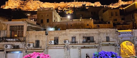 Habitación triple Deluxe, patio, vista a la ciudad | Escritorio, espacio para trabajar con laptop y wifi gratis